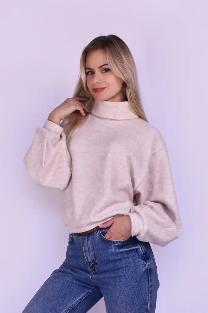 Beżowy damski sweter oversize z prążkowanej angory, krótki fason, nr 503